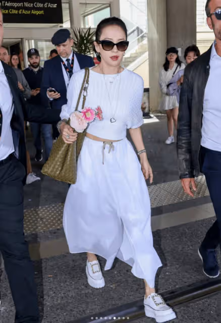 章子怡坎城第5套造型太美了!黑衣白裙俏皮優雅,楊冪穿了個啥?