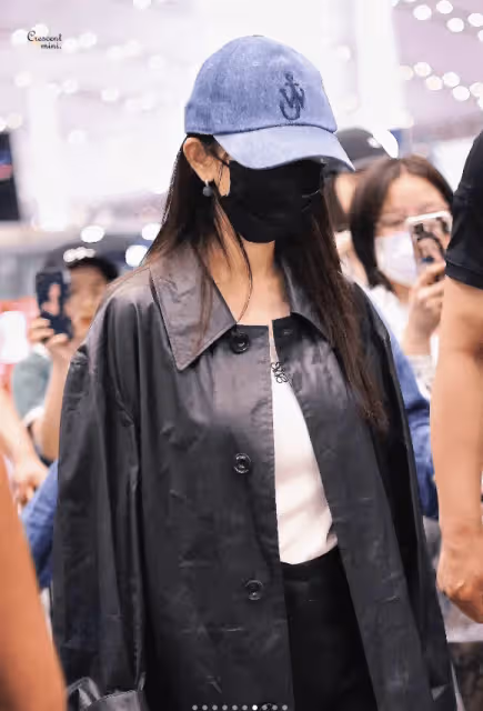 章子怡坎城第5套造型太美了!黑衣白裙俏皮優雅,楊冪穿了個啥?