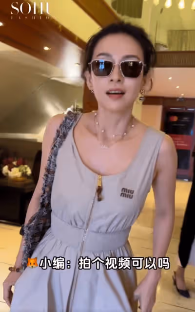 章子怡坎城第5套造型太美了！黑衣白裙俏皮優雅，楊冪穿了個啥？