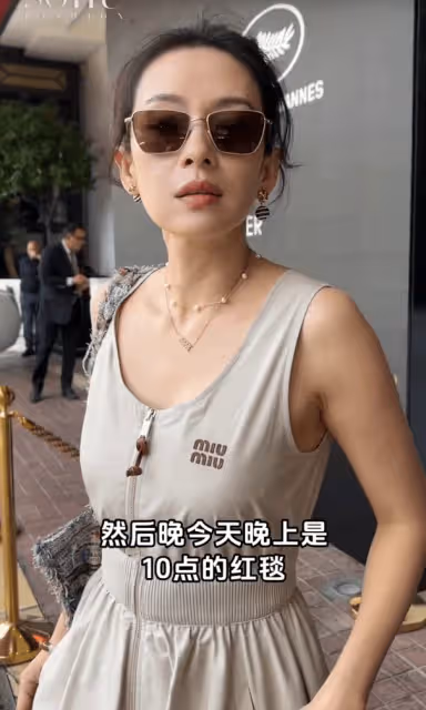 章子怡坎城第5套造型太美了！黑衣白裙俏皮優雅，楊冪穿了個啥？