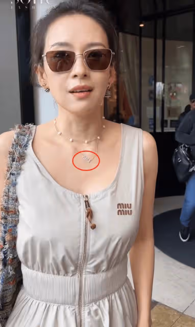 章子怡坎城第5套造型太美了！黑衣白裙俏皮優雅，楊冪穿了個啥？