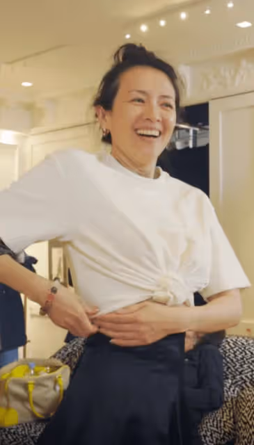 章子怡坎城第5套造型太美了！黑衣白裙俏皮優雅，楊冪穿了個啥？