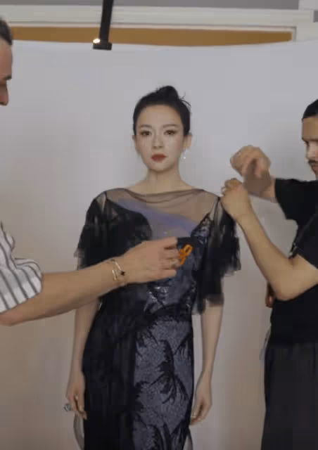 章子怡坎城第5套造型太美了!黑衣白裙俏皮優雅,楊冪穿了個啥?