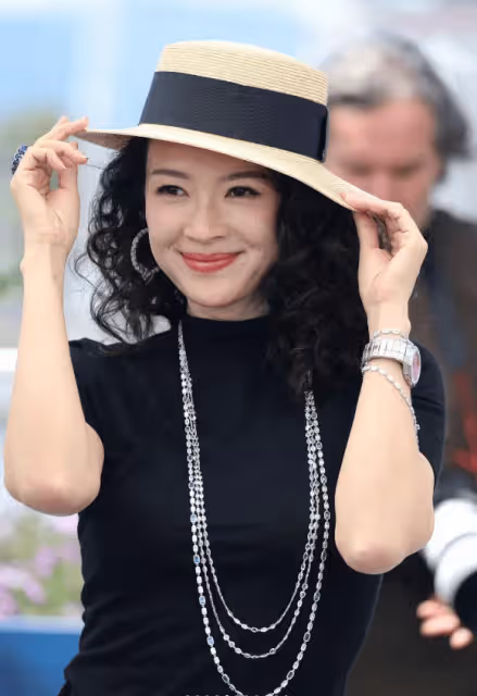 章子怡坎城第5套造型太美了!黑衣白裙俏皮優雅,楊冪穿了個啥?
