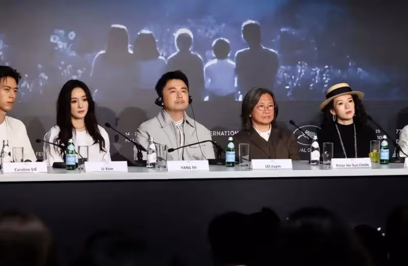 章子怡坎城第5套造型太美了!黑衣白裙俏皮優雅,楊冪穿了個啥?