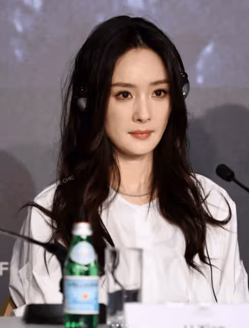章子怡坎城第5套造型太美了!黑衣白裙俏皮優雅,楊冪穿了個啥?
