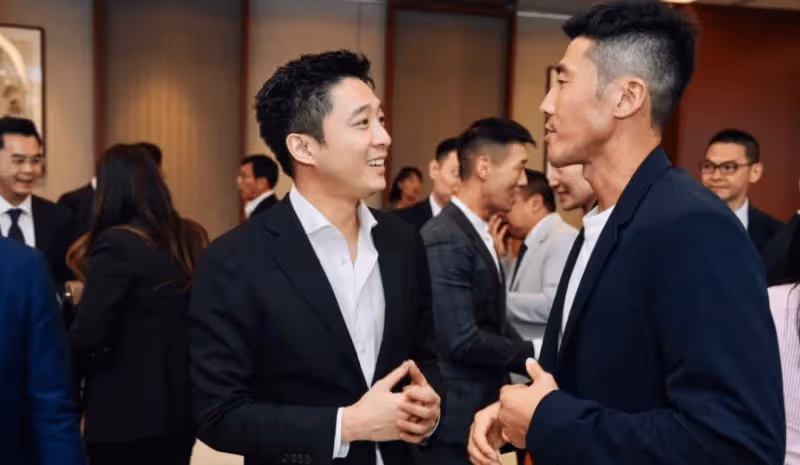 霍啟剛三兄弟罕見同框,36歲的霍啟仁帥翻天!誰的穿衣風格暴露了兄弟間的秘密