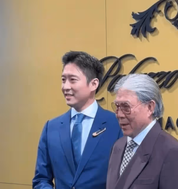 霍啟剛三兄弟罕見同框,36歲的霍啟仁帥翻天!誰的穿衣風格暴露了兄弟間的秘密
