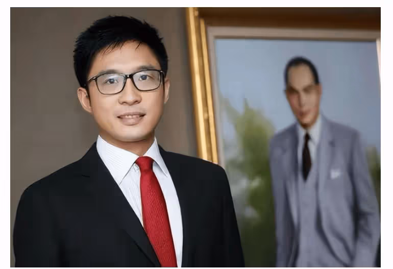 霍啟剛三兄弟罕見同框,36歲的霍啟仁帥翻天!誰的穿衣風格暴露了兄弟間的秘密