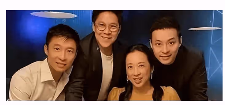 霍啟剛三兄弟罕見同框,36歲的霍啟仁帥翻天!誰的穿衣風格暴露了兄弟間的秘密