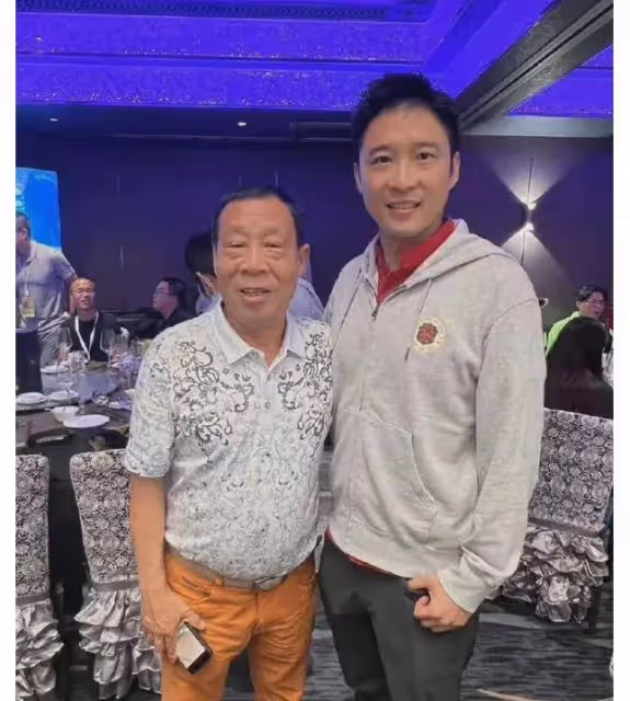 霍啟剛三兄弟罕見同框,36歲的霍啟仁帥翻天!誰的穿衣風格暴露了兄弟間的秘密