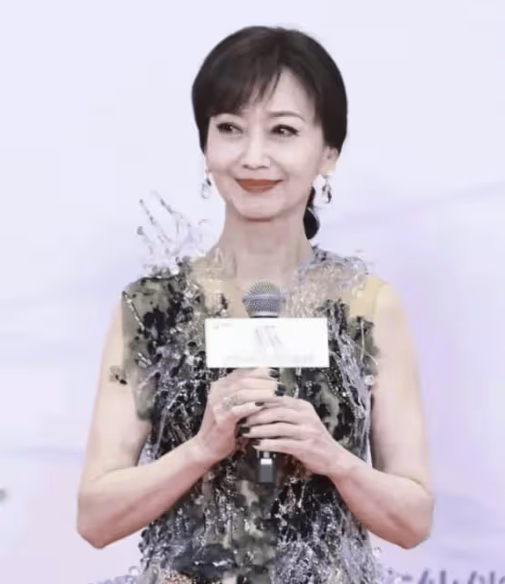 60歲葉童終究贏了趙雅芝,穿緊身衣毫無贅肉,腰臀比簡直逆天!