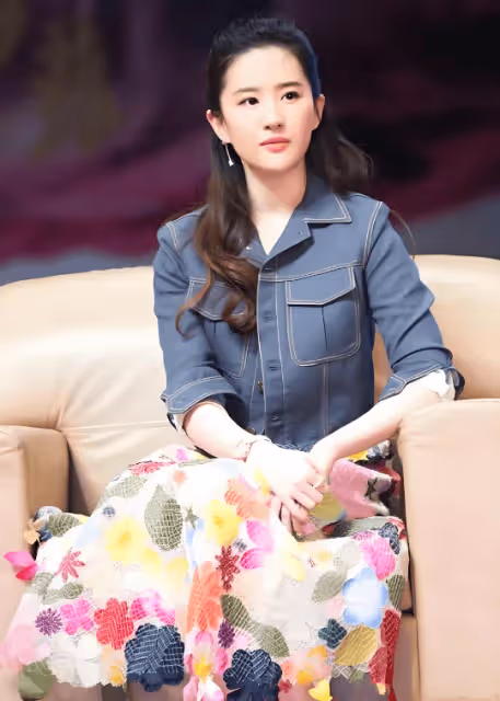 劉亦菲的大腿,撕破多少女明星的「虛偽」的面具