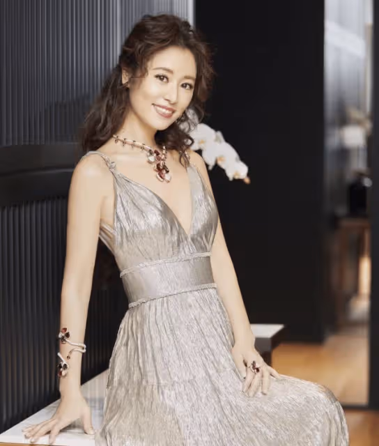 林心如不甘心低調,穿玫紅色連衣裙配絲襪,潮到認不出!
