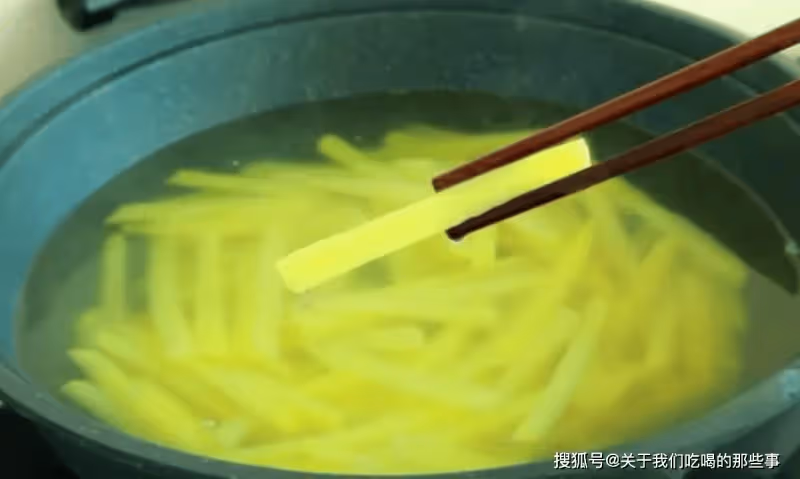 炸薯條時,土豆最忌切了就炸!教您一招,薯條酥脆不發軟,真好吃