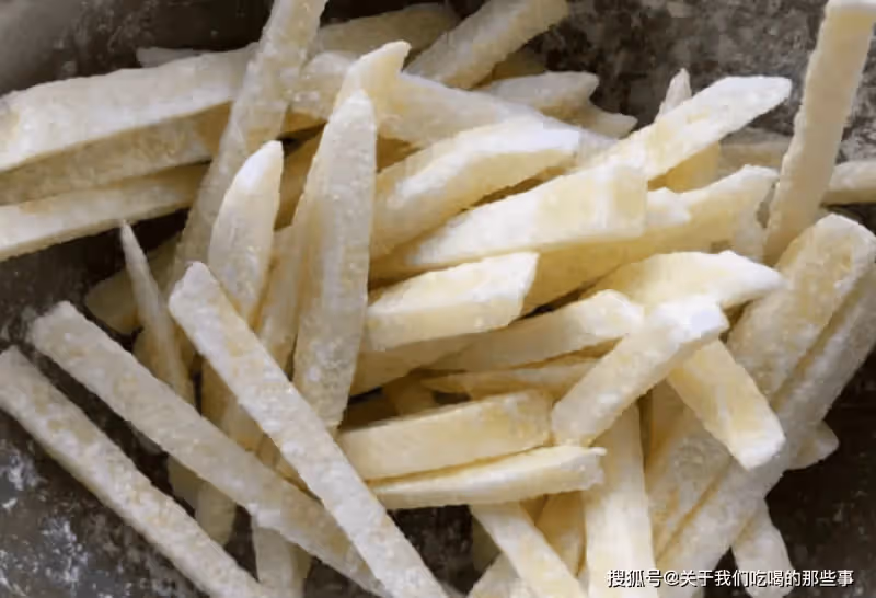 炸薯條時,土豆最忌切了就炸!教您一招,薯條酥脆不發軟,真好吃