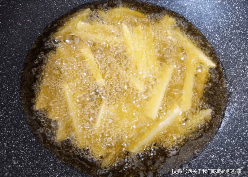 炸薯條時,土豆最忌切了就炸!教您一招,薯條酥脆不發軟,真好吃