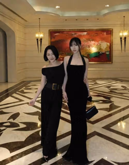 小S大女兒Elly拍高中畢業照,和媽媽合影仿佛姐妹