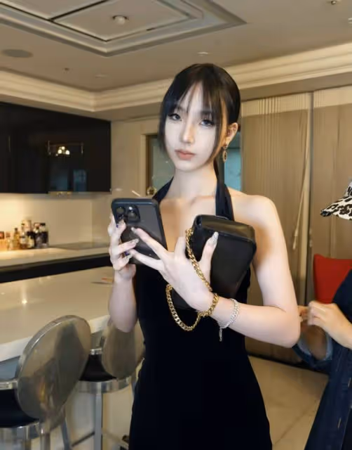 小S大女兒Elly拍高中畢業照,和媽媽合影仿佛姐妹