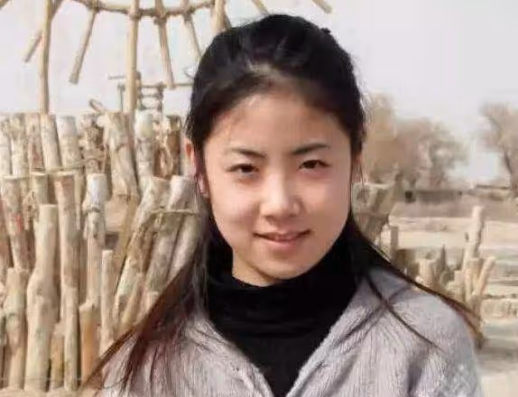 她因長相而被趙本山看中,但拒絕陪酒而慘遭封殺,如今退圈當老師