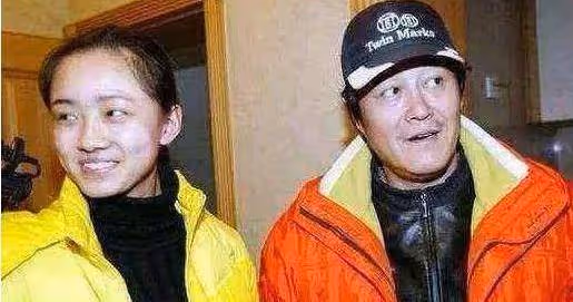 她因長相而被趙本山看中,但拒絕陪酒而慘遭封殺,如今退圈當老師