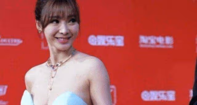 當86斤唐嫣撞上104斤柳岩,同樣的「裂縫裙」,果然還是黑色顯瘦