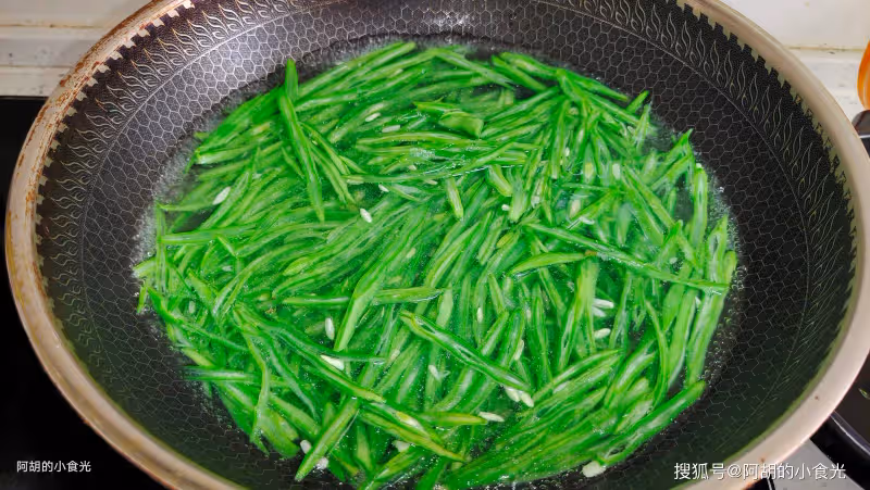 原來豆角和它更絕配,花小錢吃好菜!蝦醬調味炒一盤,出奇的鮮美、一口秒開胃