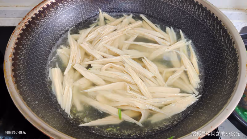 原來豆角和它更絕配,花小錢吃好菜!蝦醬調味炒一盤,出奇的鮮美、一口秒開胃