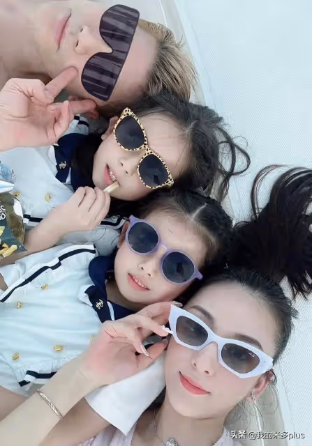 方媛郭富城帶娃出遊,倆女兒露臉皮膚白凈顏值高,從小就有明星相