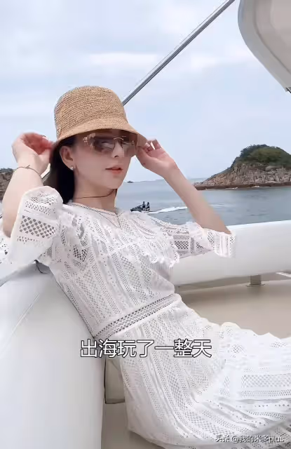 方媛郭富城帶娃出遊,倆女兒露臉皮膚白凈顏值高,從小就有明星相