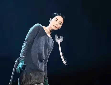 王菲喝下午茶被拍,身材幹瘦肚腩凸起一股姨味,不再高不可攀..