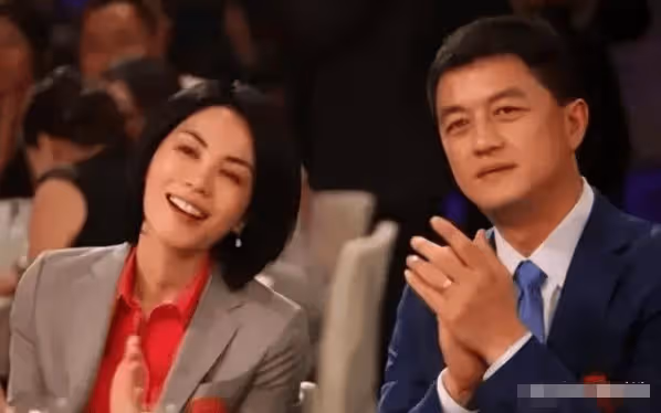 王菲喝下午茶被拍,身材幹瘦肚腩凸起一股姨味,不再高不可攀..
