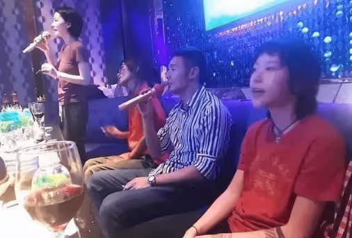 王菲喝下午茶被拍,身材幹瘦肚腩凸起一股姨味,不再高不可攀..