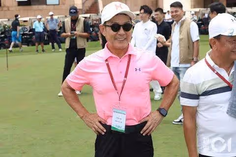 66歲港星被粉絲索簽名慘被批黑臉,霸氣回應:他們喜歡怎麼說就怎麼說