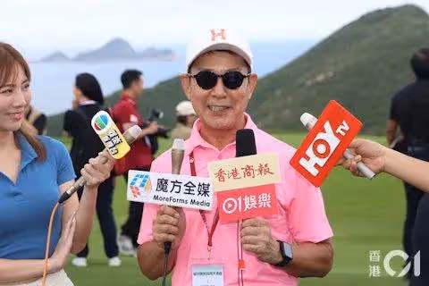 66歲港星被粉絲索簽名慘被批黑臉,霸氣回應:他們喜歡怎麼說就怎麼說