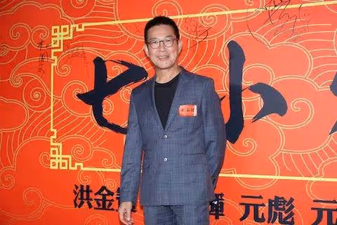 66歲港星被粉絲索簽名慘被批黑臉，霸氣回應：他們喜歡怎麼說就怎麼說