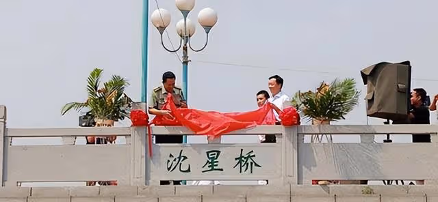 2012年二炮軍官請假未歸，上級電話詢問，女兒：爸爸救人淹死了