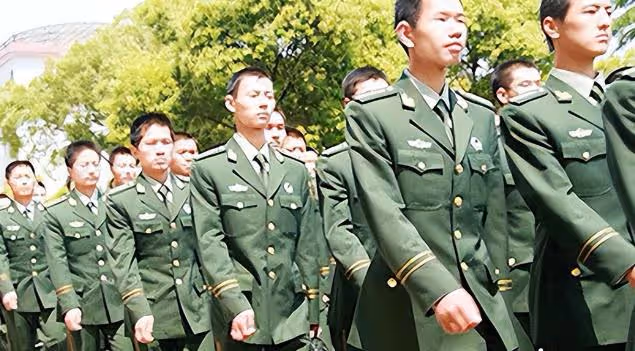 2012年二炮軍官請假未歸,上級電話詢問,女兒:爸爸救人淹死了