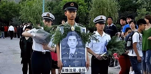 2012年二炮軍官請假未歸,上級電話詢問,女兒:爸爸救人淹死了