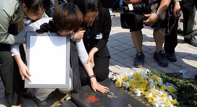 2012年二炮軍官請假未歸,上級電話詢問,女兒:爸爸救人淹死了