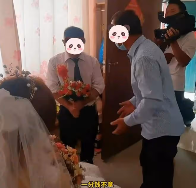 女方體諒男方,主動把彩禮降到6萬,男方婚禮當天的做法惹怒女方