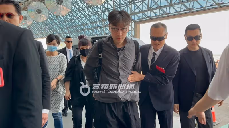 狗仔直擊｜胡歌拂曉素顏離台！19小時旋風快閃　機場簽名會寵粉