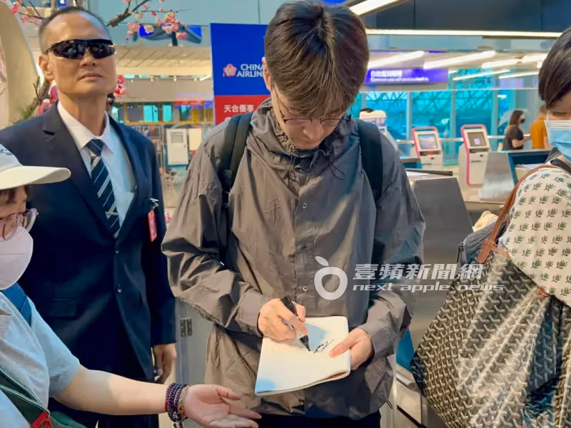 狗仔直擊｜胡歌拂曉素顏離台！19小時旋風快閃　機場簽名會寵粉