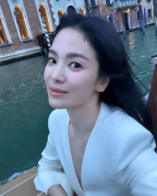 宋慧喬不怕鏡頭近拍！露性感事業線　42歲奇蹟美顏驚呆網