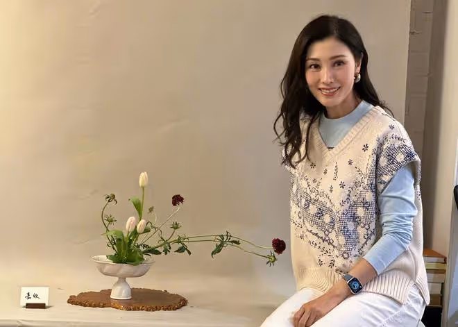 李嘉欣迎接54歲生日,曬定製禮物和狗狗,她的生活狀態很好