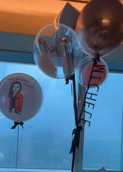 李嘉欣迎接54歲生日,曬定製禮物和狗狗,她的生活狀態很好