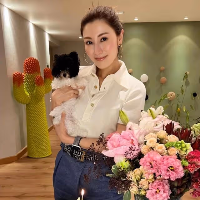 李嘉欣迎接54歲生日,曬定製禮物和狗狗,她的生活狀態很好