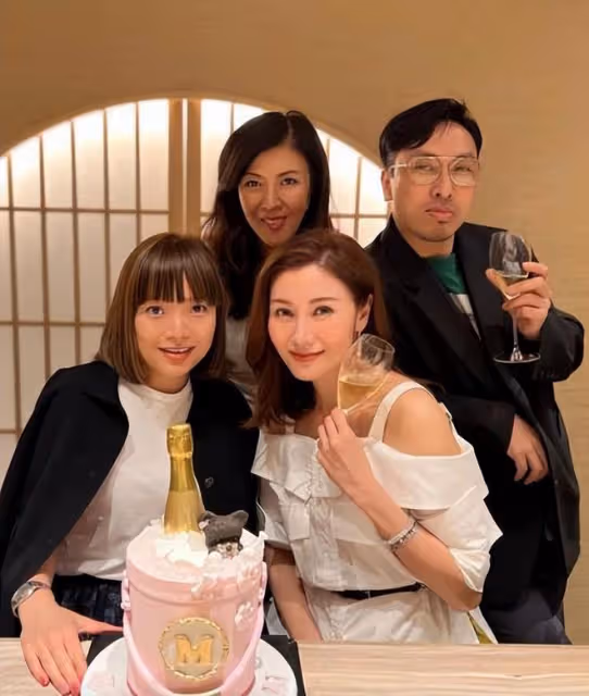 李嘉欣迎接54歲生日,曬定製禮物和狗狗,她的生活狀態很好
