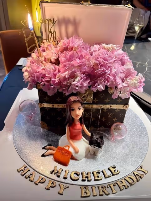 李嘉欣迎接54歲生日,曬定製禮物和狗狗,她的生活狀態很好