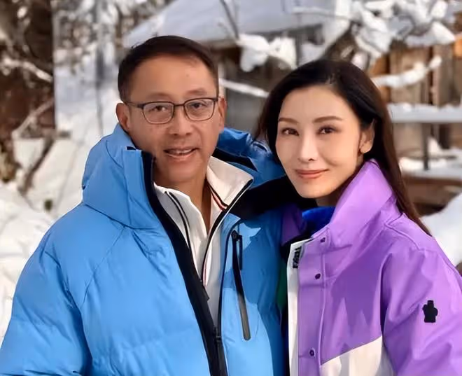 李嘉欣迎接54歲生日,曬定製禮物和狗狗,她的生活狀態很好